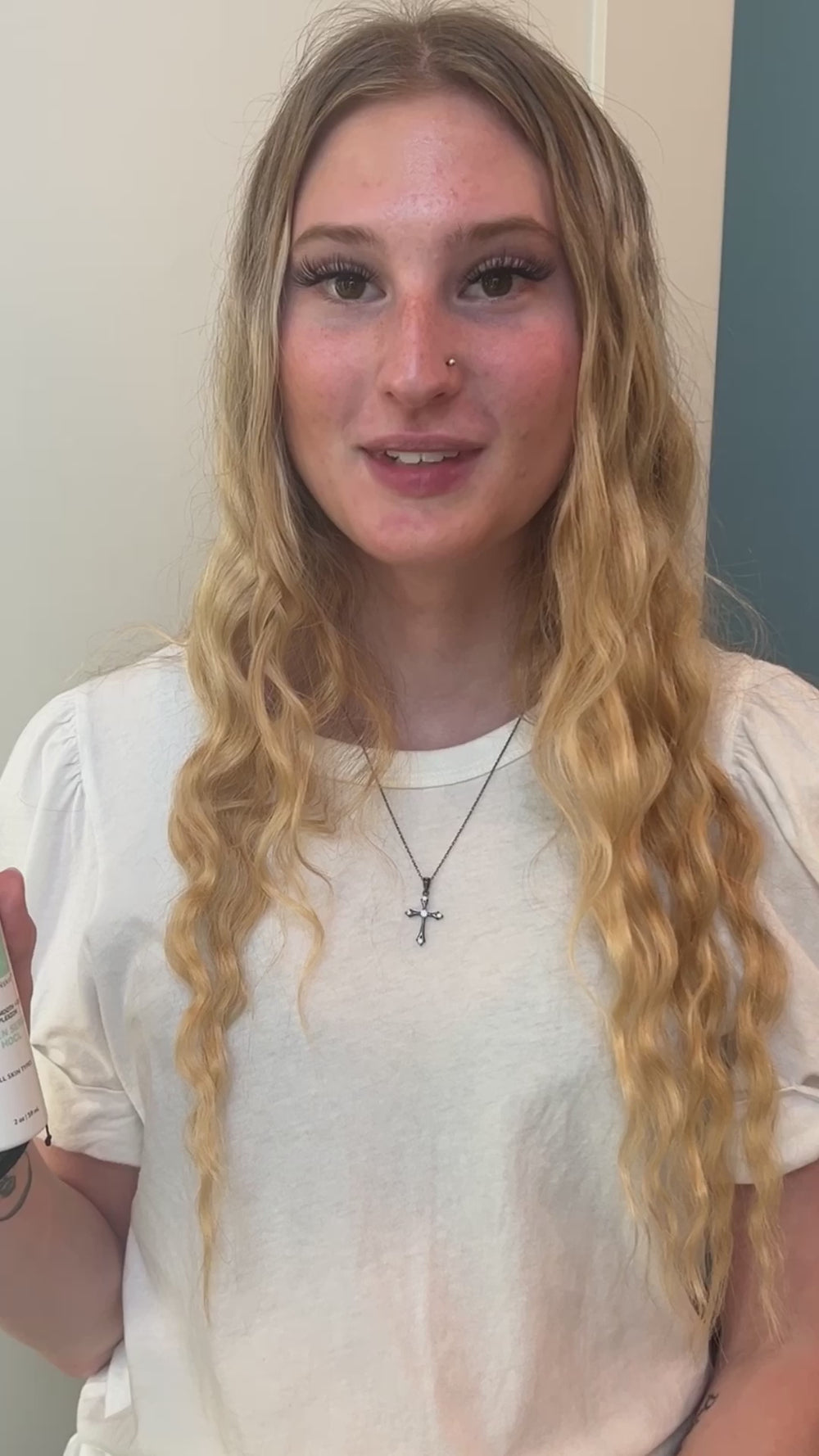 A vidoe of a women sharing her experince using LUMION Skin Serum and LUMION Spray. 